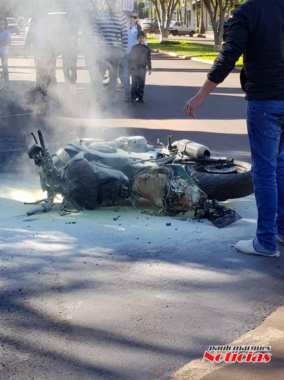 VÍDEO: Motociclista cai e moto
incendeia no Centro de Três de Maio - foto 4