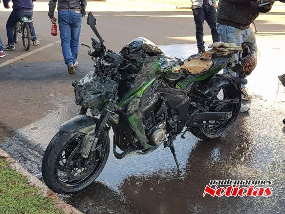 VÍDEO: Motociclista cai e moto
incendeia no Centro de Três de Maio - foto 2