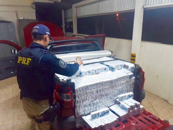 PRF
apreende veículo carregado com cigarro contrabandeado - foto 5