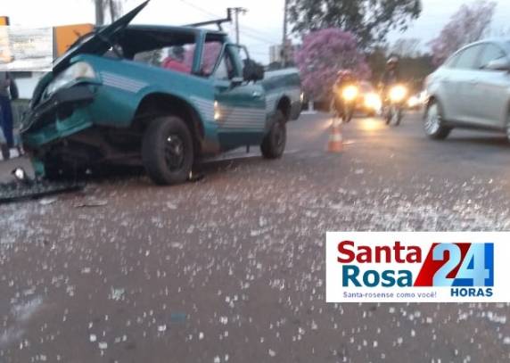 Condutor perde o controle e colide caminhonete contra empilhadeira estacionada, em Santa 

Rosa - foto 3