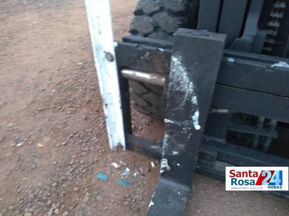 Condutor perde o controle e colide caminhonete contra empilhadeira estacionada, em Santa 

Rosa - foto 2