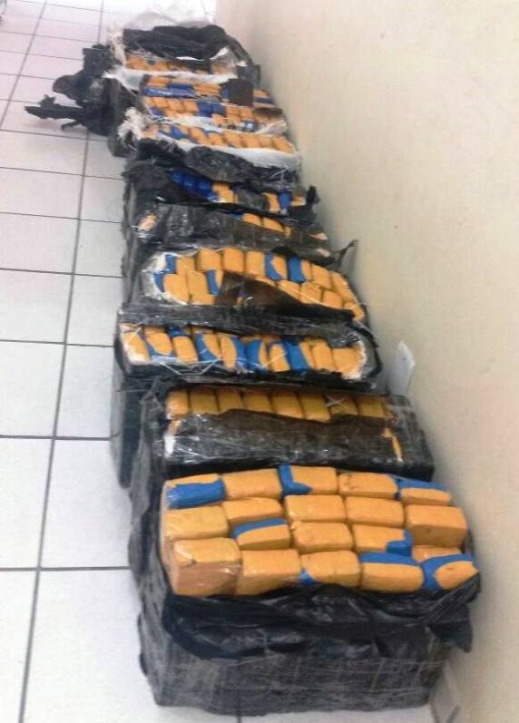 Quase 200 Kg de maconha são apreendidos em carro que fugiu da
fiscalização na BR 101 em Joinville - foto 3