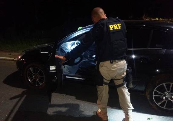 Quase 200 Kg de maconha são apreendidos em carro que fugiu da
fiscalização na BR 101 em Joinville - foto 2