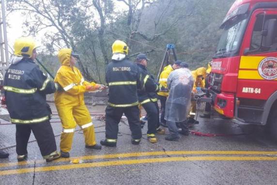 Caminhão rompe mureta e desaba de altura de 250 metros em Santa Catarina - foto 2