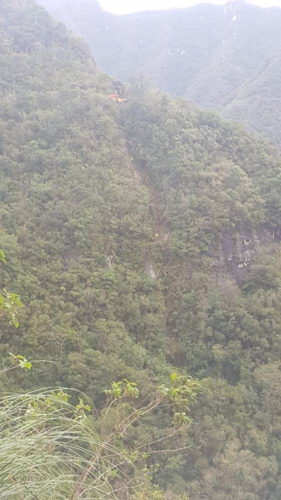 Caminhão rompe mureta e desaba de altura de 250 metros em Santa Catarina - foto 3