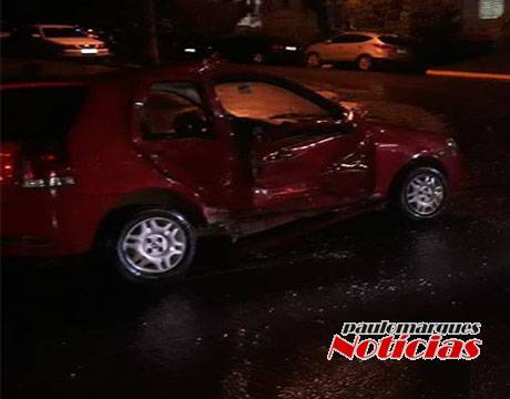 Motorista foge depois de se
envolver em acidente que deixou casal de idosos feridos, em Porto Mauá - foto 2
