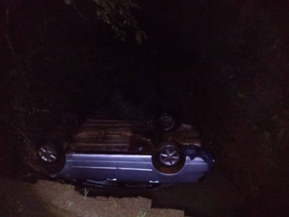 Três pessoas ocupavam o automóvel