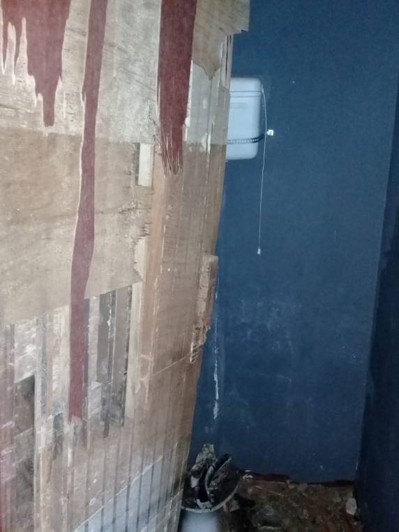 Vândalos danificam banheiros da quadra do bairro
Cohab, em Três de Maio - foto 2