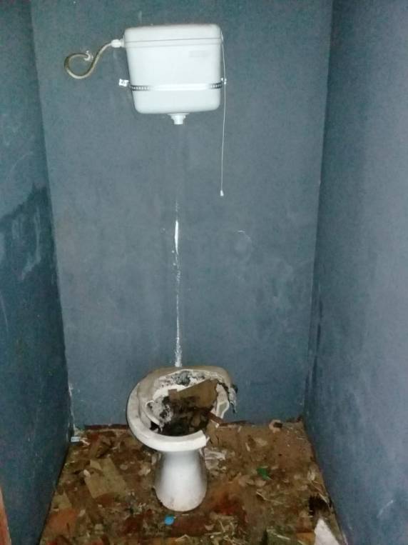 Vândalos danificam banheiros da quadra do bairro
Cohab, em Três de Maio - foto 4