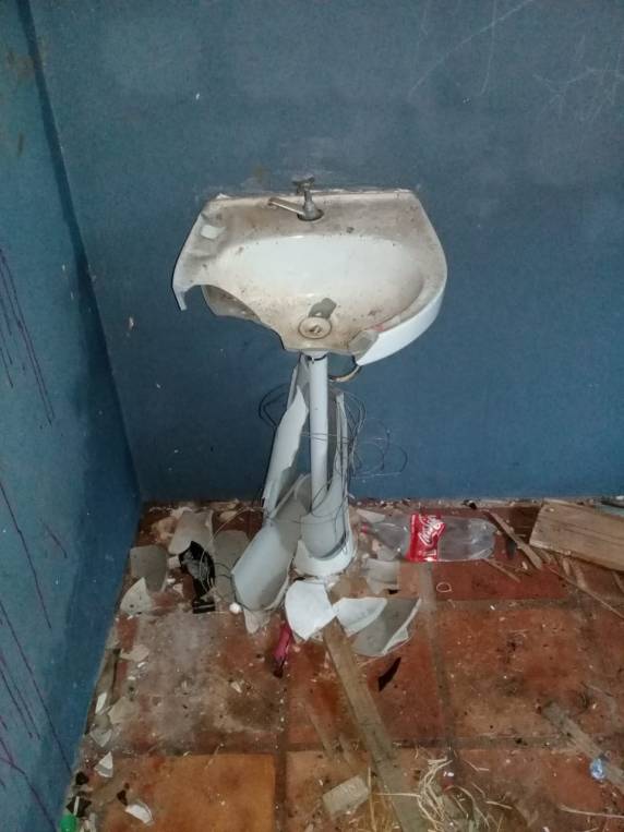 Vândalos danificam banheiros da quadra do bairro
Cohab, em Três de Maio - foto 6