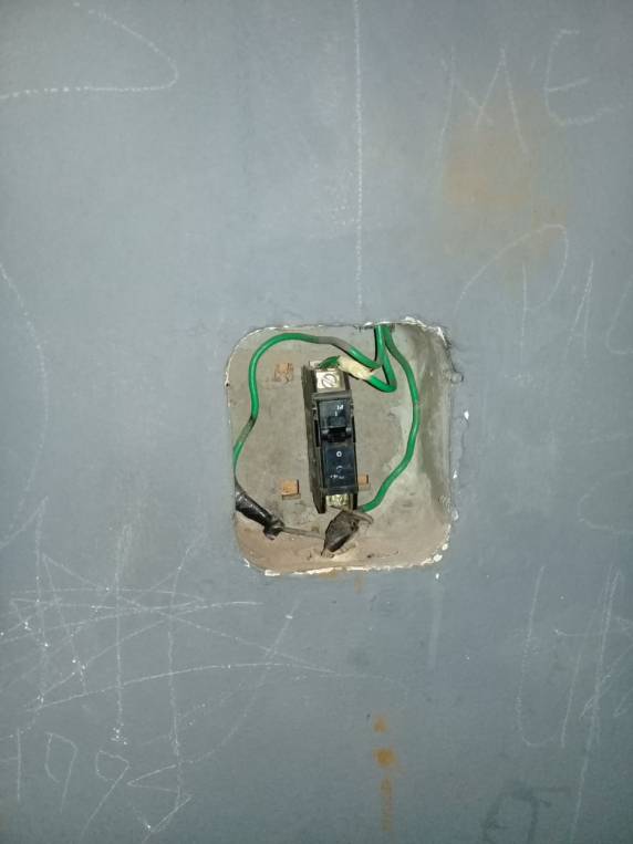 Vândalos danificam banheiros da quadra do bairro
Cohab, em Três de Maio - foto 7