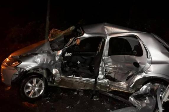 Dois carros bateram na rodovia SC-421 na madrugada deste domingo