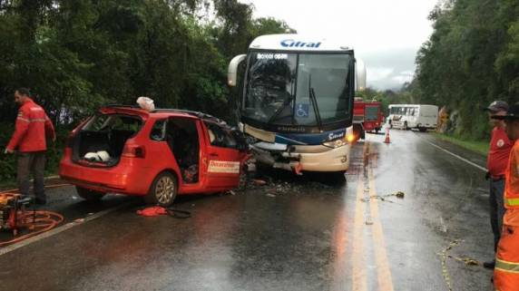 Colisão frontal ocorreu na manhã 

deste domingo, na altura do km 15 da rodovia