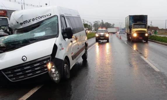 Duas pessoas ficaram feridas 

na colisão, que ocorreu na altura do km 436,5 da rodovia, na manhã desta segunda-feira