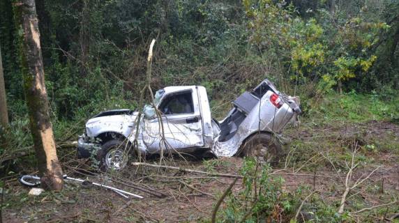 Caminhonete fica destruída após saída de pista na
RRS 404 entre Ronda Alta e Rondinha - foto 2