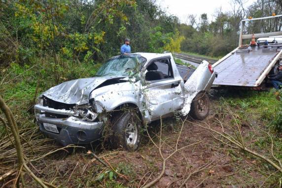 Caminhonete fica destruída após saída de pista na
RRS 404 entre Ronda Alta e Rondinha - foto 4