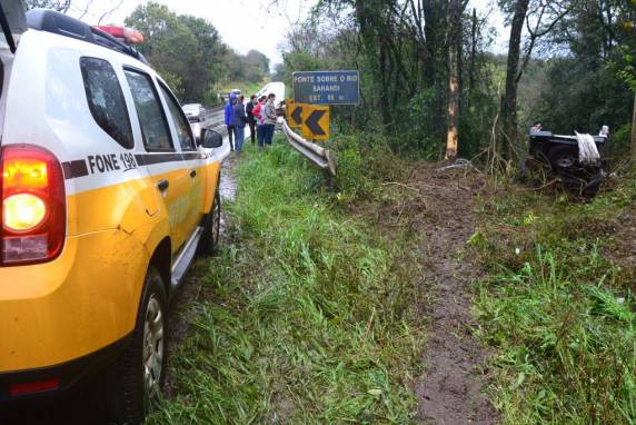 Caminhonete fica destruída após saída de pista na
RRS 404 entre Ronda Alta e Rondinha - foto 3