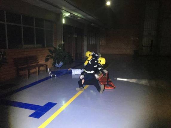 CIPA, Bombeiros e Estudantes de Pós-graduação em Engenharia de
Segurança do Trabalho executam simulação de incêndio na F - foto 2