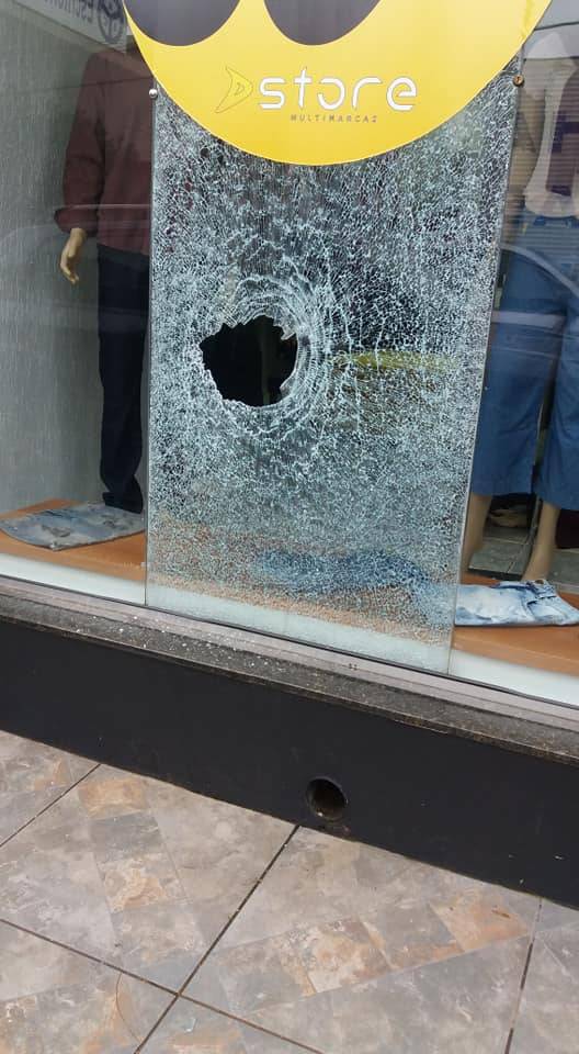Vitrine de loja é quebrada no Centro de Três de Maio - foto 2