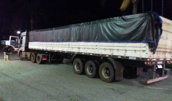 PRF descobre 500 mil maços de cigarros
contrabandeados em carreta na BR 101 em Biguaçu - foto 2
