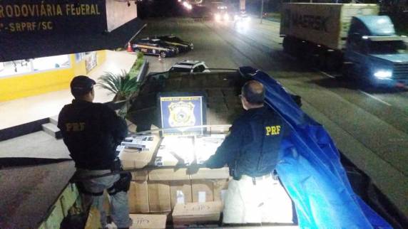 PRF descobre 500 mil maços de cigarros
contrabandeados em carreta na BR 101 em Biguaçu - foto 3
