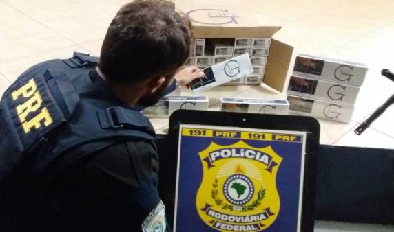 PRF descobre 500 mil maços de cigarros
contrabandeados em carreta na BR 101 em Biguaçu - foto 4