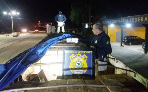 PRF descobre 500 mil maços de cigarros
contrabandeados em carreta na BR 101 em Biguaçu - foto 5
