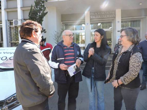 Prefeitura de Três de Maio adquire novo veículo para
Assistência Social - foto 2