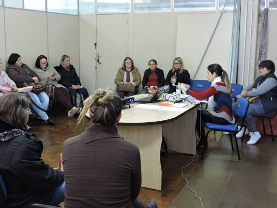 Secretaria realiza encontro com servidoras da alimentação
escolar - foto 3