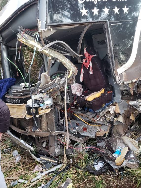 Grave acidente envolvendo ônibus que transportava torcedores para o GreNal deixa uma vítima fatal, em Rondinha - foto 4