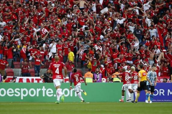 Com gol de Edenilson, a equipe de Odair Hellmann chega a 49 pontos na competição