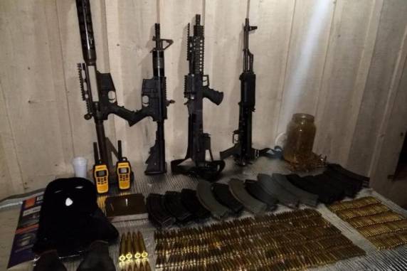 Foragido, assaltante de bancos Papagaio é preso no Paraná portando fuzis e arma capaz de derrubar avião - foto 3