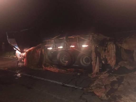 Colisão entre caminhões na BR 158 entroncamento com a RS 342 deixa
feridos em Cruz Alta - foto 2