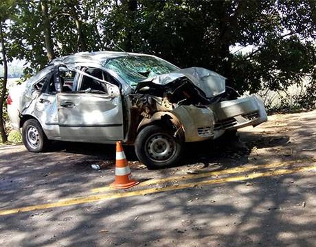 Veículo bate em árvore e casal fica ferido na RSC 472 em Boa Vista do Buricá - foto 2