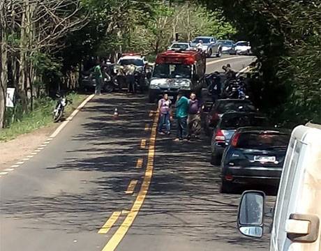 Veículo bate em árvore e casal fica ferido na RSC 472 em Boa Vista do Buricá - foto 3