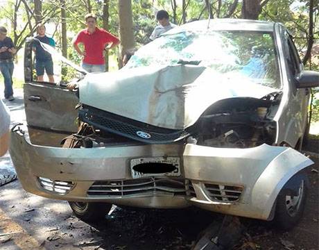 Veículo bate em árvore e casal fica ferido na RSC 472 em Boa Vista do Buricá - foto 5