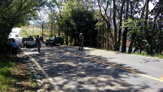 Veículo bate em árvore e casal fica ferido na RSC 472 em Boa Vista do Buricá - foto 4