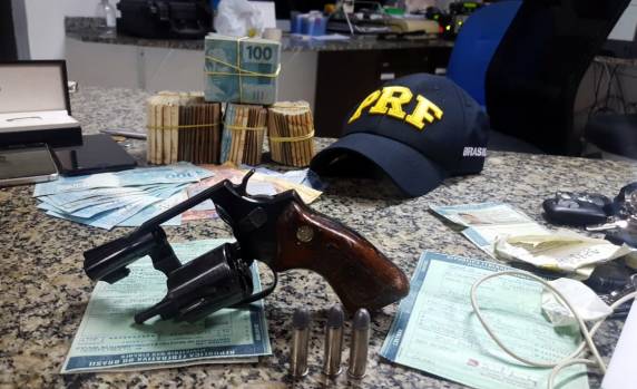 PRF recupera picape roubada e apreende arma na BR 101 no norte do estado - foto 2