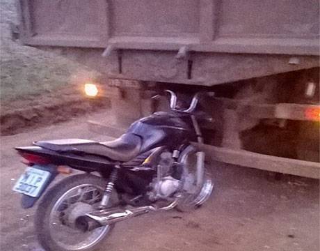 Luciane Pinheiro conduzia uma motocicleta, que colidiu na traseira de um caminhão