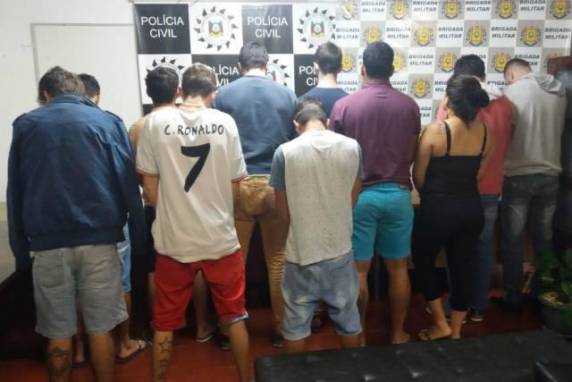 Dezesseis pessoas foram presas e drogas, 

munições, veículos e uma motocicleta foram apreendidas