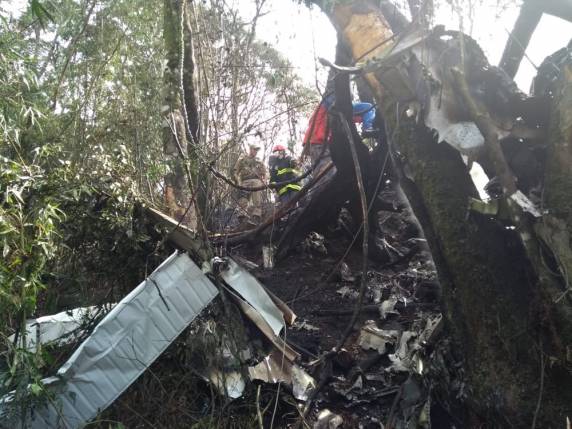 Avião de pequeno porte cai e pega fogo no Oeste de SC - foto 2
