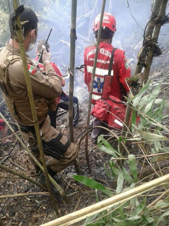 Avião de pequeno porte cai e pega fogo no Oeste de SC - foto 5