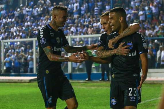 Alisson e Everton marcaram os gols gremistas da partida na Argentina