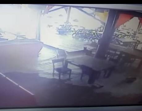 Imagens mostram um jato de chope que chega a derrubar e arrastar mesas e cadeiras de lanchonete em Blumenau. Ninguém se feriu no 

incidente