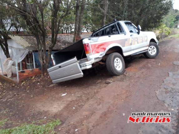 Colisão traseira resulta em danos
materiais na RS 342 em Três de Maio - foto 4