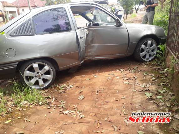 Motorista perde o controle de veículo bate em árvore e para 

próximo de uma casa, em Três de Maio - foto 2