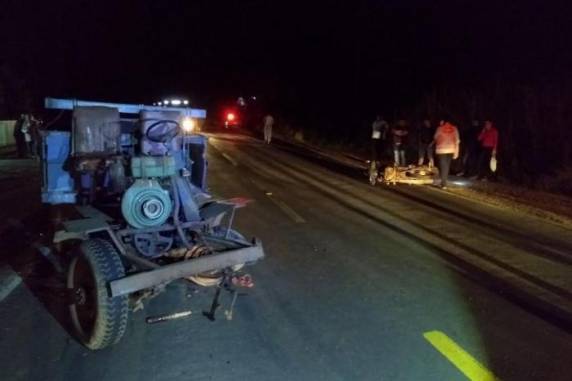 A moto que ele conduzia bateu 

de frente em uma carreta agrícola