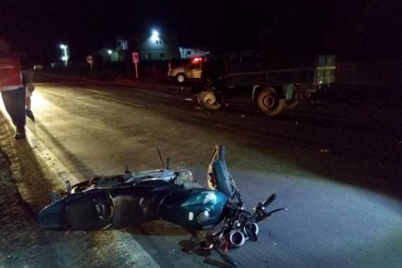 A moto que ele conduzia bateu 

de frente em uma carreta agrícola