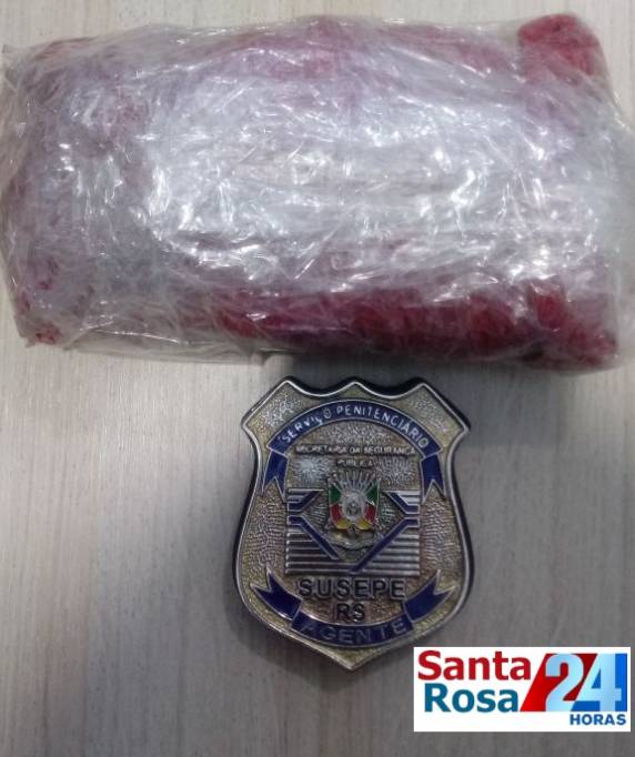 Agentes apreendem objetos que foram jogados
para o pátio do presídio de Santa Rosa - foto 2