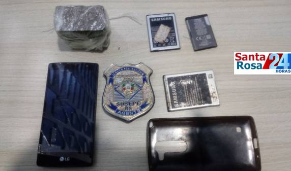 Agentes apreendem objetos que foram jogados
para o pátio do presídio de Santa Rosa - foto 3